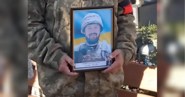 Івано-Франківська громада на Львівщині оплакала смерть сержанта Олексія Коряка, уродженця міста Гірник Донецької області. Він був світлою людиною, підприємцем, добрим сім'янином та справжнім українцем. З 2014 року разом із дружиною Оксаною він допомагає військовим на Донеччині як волонтер, підтримуючи тих, хто захищав країну, повідомляє сільська рада. Окуповане рідне місто не могло прийняти свого сина: після двох років безвісти захисника Донецька поховали | INFBusiness