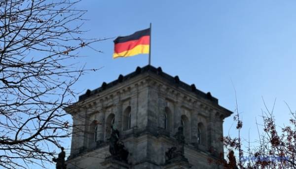 Уряд Німеччини очікує економічного зростання у 2026 році на 1,3% 09.10.2025 00:25 Укрінформ Після двох років економічної рецесії федеральний уряд Німеччини прогнозує поступове відновлення темпів зростання ВВП – у 2025 році на 0,2% замість раніше прогнозованих 0%, а у 2026-2027 роках – на 1,3% та 1,4% відповідно. Уряд Німеччини очікує зростання економіки на 1,3% у 2026 році | INFBusiness