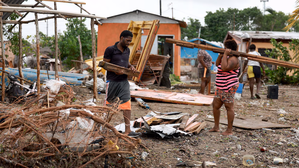 3:15 Мешканці збирають те, що залишилося від магазину після його руйнування ураганом Беріл 4 липня 2024 року в Олд-Харбор, Ямайка. Джо Редл/Getty Images Ямайка має історію боротьби з потужними ураганами | INFBusiness