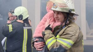 У Києві повідомляють про загибель 6 осіб, зокрема 2 дітей, внаслідок авіаудару по дитячому садку в Україні. | INFBusiness