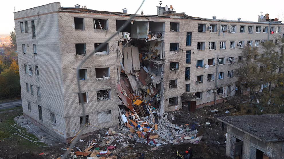 2:24 Рятувальники шукають тих, хто вижив після того, як російська ракета влучила в гуртожиток у Запоріжжі, Україна, 30 жовтня 2025 року. Катерина Клочко/AP Зеленський заявив, що Росія випустила 705 ракет і запустила безпілотники по Україні в рамках «складної» атаки | INFBusiness