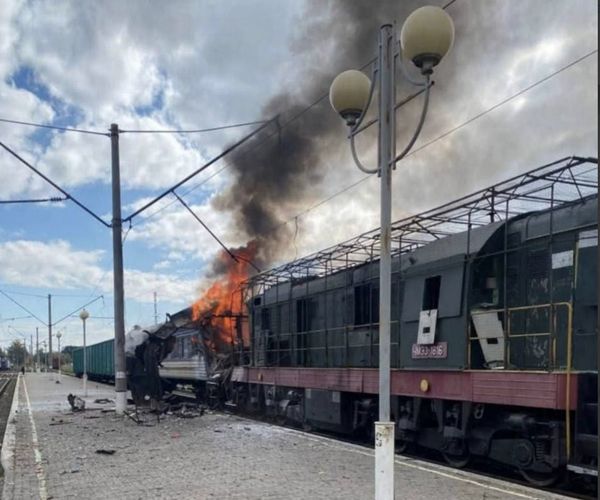 Росіяни знову атакували залізничну інфраструктуру України. Ворог завдав удару по залізничній станції в Шосткинській громаді, повідомив голова Сумської автономної адміністрації Олег Григоров. Росія обстріляла залізничну станцію Шостка: ракета влучила в пасажирський поїзд, є поранені (відео) | INFBusiness