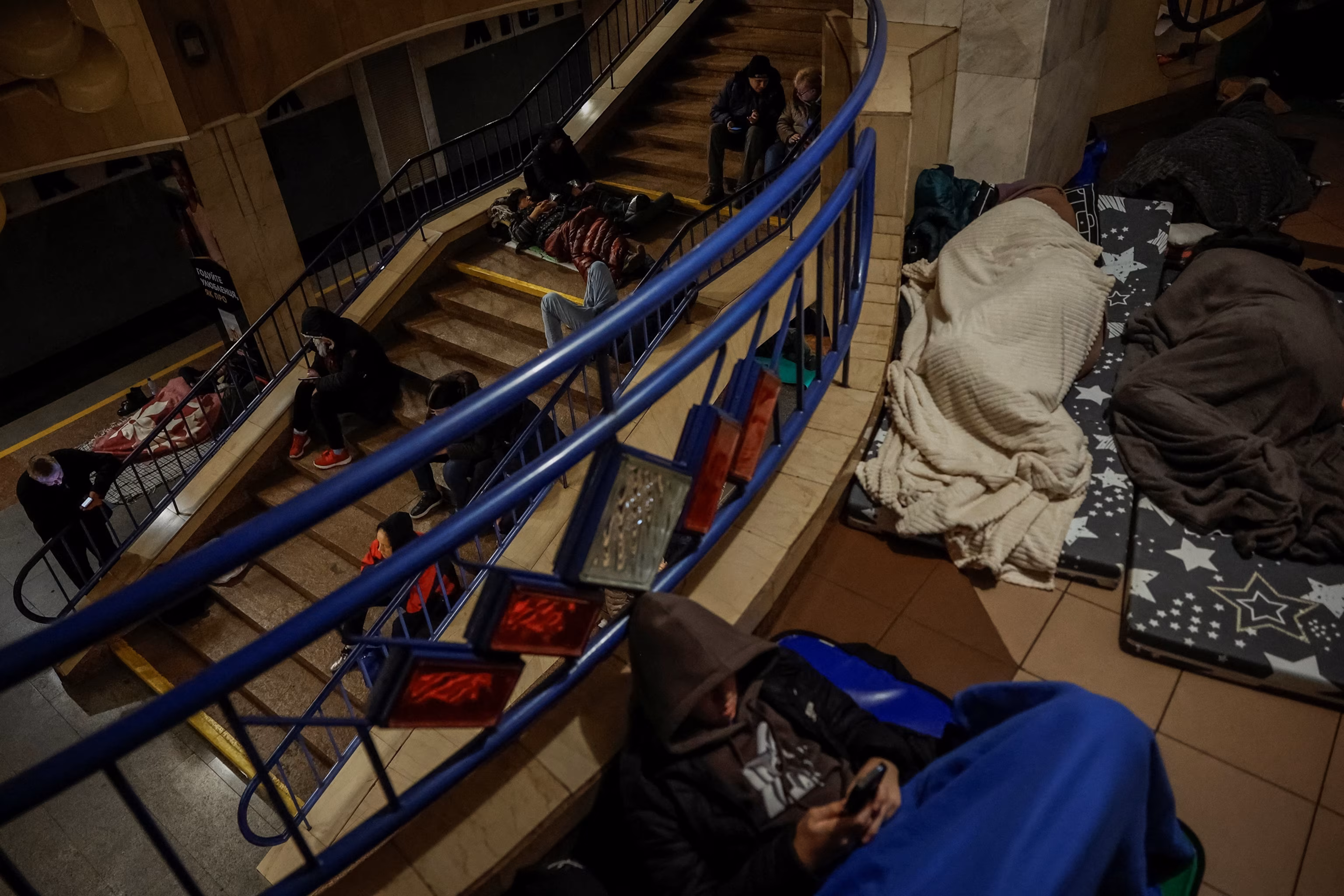 2:24 Рятувальники шукають тих, хто вижив після того, як російська ракета влучила в гуртожиток у Запоріжжі, Україна, 30 жовтня 2025 року. Катерина Клочко/AP Зеленський заявив, що Росія випустила 705 ракет і запустила безпілотники по Україні в рамках «складної» атаки | INFBusiness