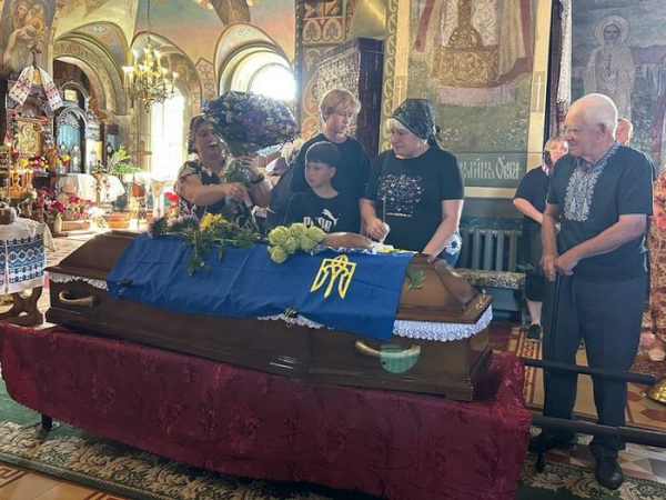 «Сьогодні день народження мого сина. Йому виповнилося 28. Я дуже хочу привітати його з днем народження! Дорогий Вадиме, повертайся живим і здоровим. Ми чекаємо на тебе». Ці слова опублікувала на своїй сторінці в липні 2024 року мешканка Радомишля Віра Стадченко. Вадим Стадченко-Гальона три роки вважалася зниклою безвісти. Мати загиблого військовослужбовця розповідає, що тіло її сина переплутали в морзі з тілом іншого військовослужбовця та поховали в Тернопільській області. А тіло іншого солдата залишалося в морзі всі три роки. Його поховали в іншій області: солдата, який три роки вважався зниклим безвісти, перепоховали в Житомирській області, але його родичі досі мають сумніви | INFBusiness