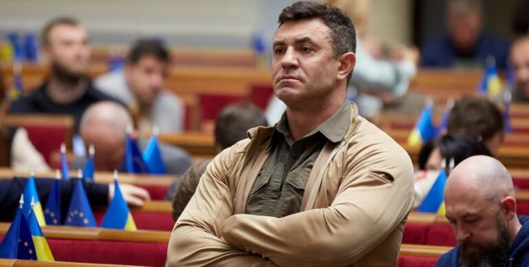Тищенко подарував бабусі швейну машинку: його розкритикували в мережі за хизування — відео | INFBusiness