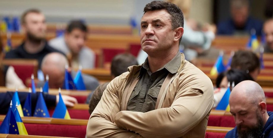 Тищенко подарував бабусі швейну машинку: його розкритикували в мережі за хизування — відео | INFBusiness