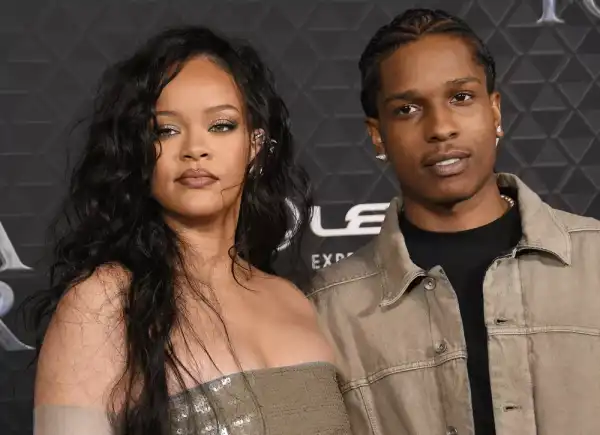 / Новини про зірок Ріанна вперше побачила світ після народження третьої дитини | INFBusiness