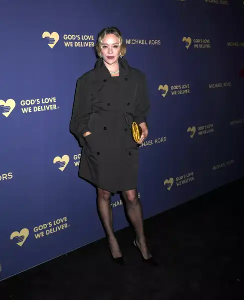 Енн Хетеуей, Хлоя Севіньї та інші зірки на Golden Heart Awards 2025 | INFBusiness