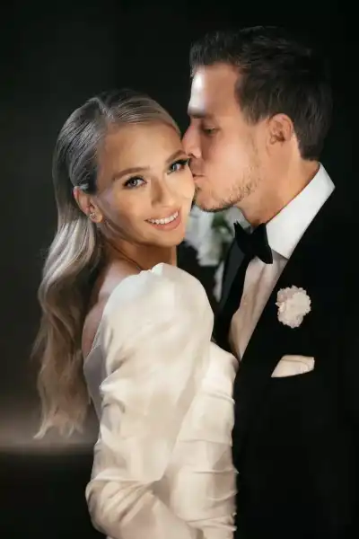 / Зіркові пари Микита Кацалапов освідчився у коханні Вікторії Синіциною у річницю весілля | INFBusiness