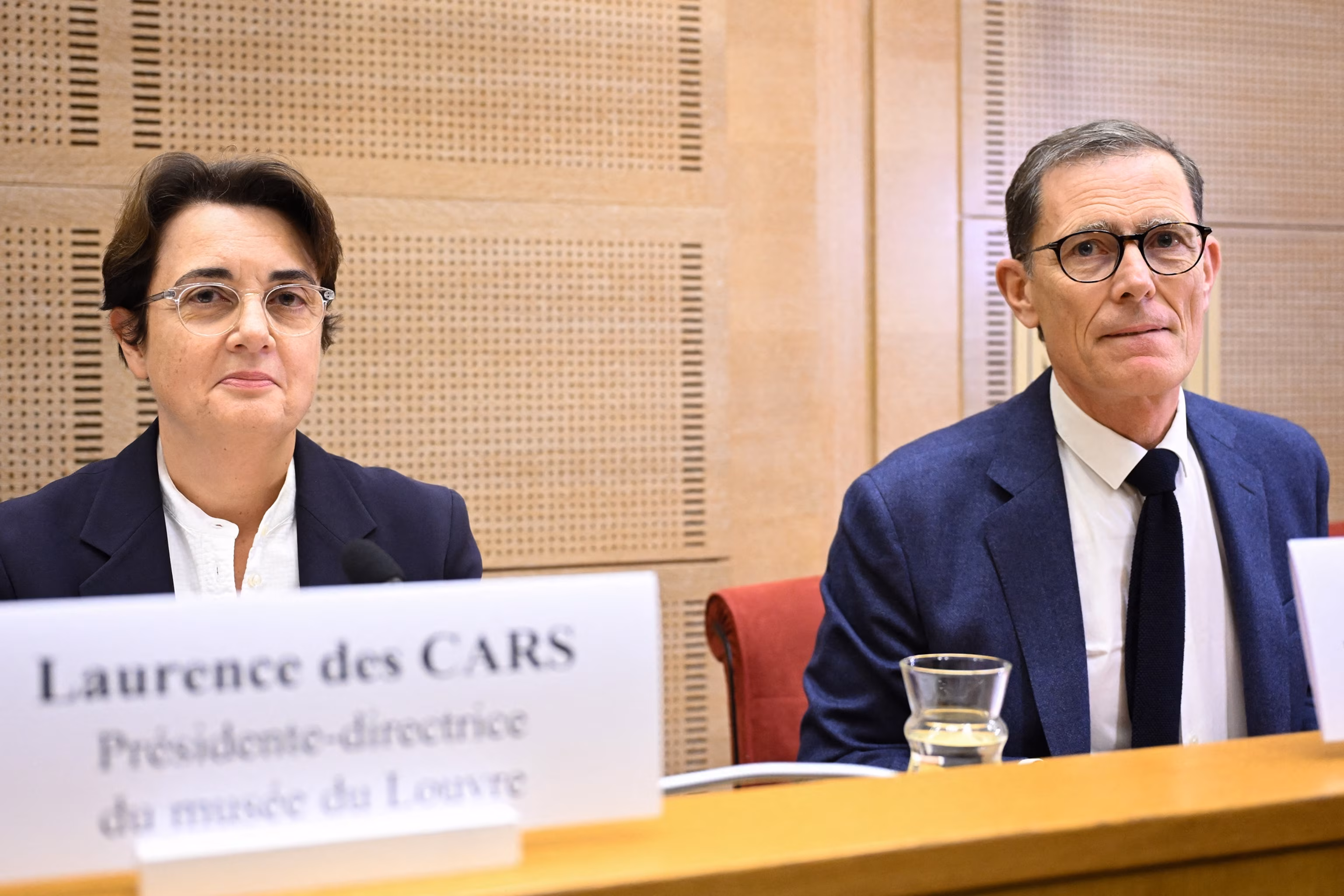 2:21 Відвідувачі дивляться картину Ежена Делакруа (у центрі) «Свобода веде народ» у музеї Лувр через три дні після того, як історичні коштовності були викрадені під час зухвалого пограбування серед білого дня, у середу, 22 жовтня 2025 року в Парижі. Тібо Камю/AP Поліція знайшла сліди ДНК у шоломі та рукавичці, залишених підозрюваними у крадіжці коштовностей Лувру | INFBusiness