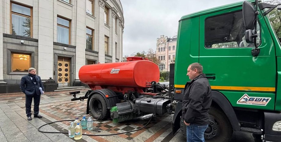 У Києві немає води: до урядового кварталу доставили технічну воду та біотуалети — фото | INFBusiness