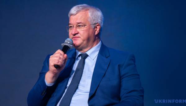 Сибіга про удар Росії по енергетичному сектору: Росія знову намагається використовувати холод як зброю 03.10.2025 22:16 Укрінформ Міністр закордонних справ Андрій Сибіга назвав обстріл енергетичної інфраструктури в Харківській та Полтавській областях у п'ятницю ввечері найбільшим нападом Росії на українські газовидобувні об'єкти з початку війни, закликавши міжнародну спільноту до рішучих дій. Сібіга про російський наступ на енергетичний сектор: Росія знову намагається використати холод як зброю | INFBusiness