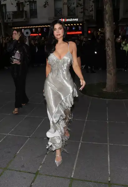 / Світська хроніка Дрес-код – срібло: зірки на показі Schiaparelli | INFBusiness