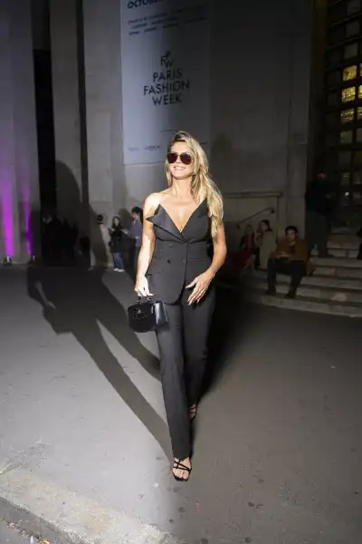 / Світська хроніка Періс Хілтон, Ріта Ора, Кара Делєвінь на модній вечірці у Франції | INFBusiness