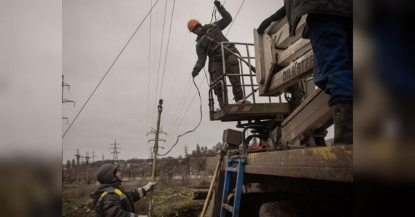 Енергетична система України під ударом: російські атаки на теплові та гідроелектростанції спричинили знеструмлення, перекриття дамб, відсутність газу в областях, є постраждалі.