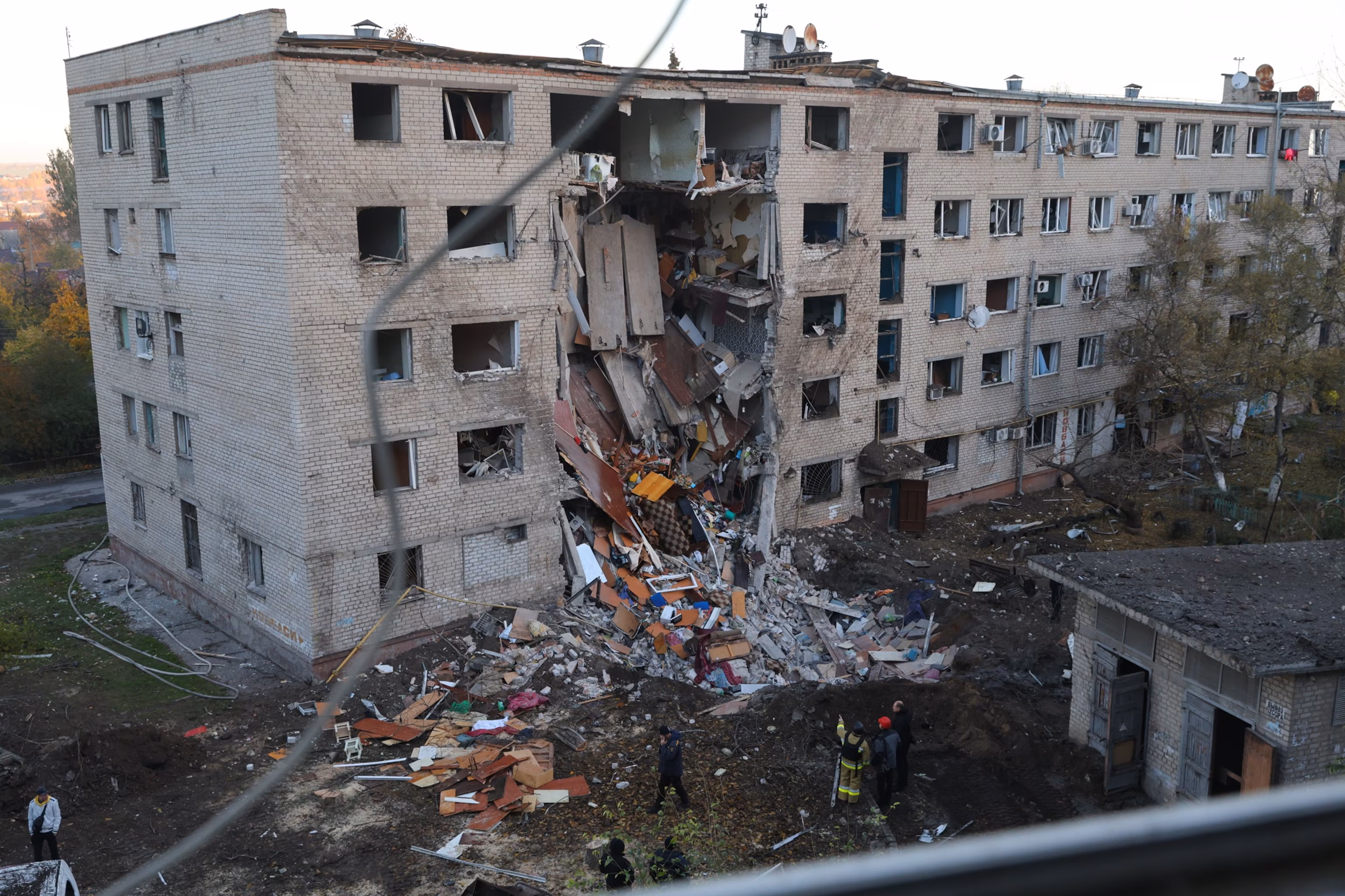 2:24 Рятувальники шукають тих, хто вижив після того, як російська ракета влучила в гуртожиток у Запоріжжі, Україна, 30 жовтня 2025 року. Катерина Клочко/AP Зеленський заявив, що Росія випустила 705 ракет і запустила безпілотники по Україні в рамках «складної» атаки | INFBusiness