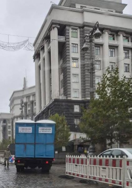 У Києві немає води: до урядового кварталу доставили технічну воду та біотуалети — фото | INFBusiness
