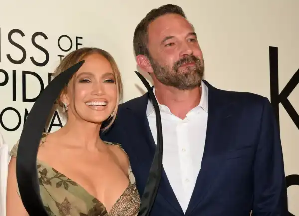 / Новини про зірок Експерт з мови тіла розкрила, що насправді відчували Бенніфер на кінопрем'єрі | INFBusiness