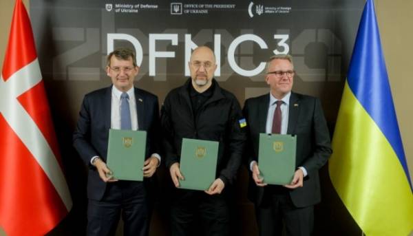 Українські оборонні підприємства відкриють спільні виробництва в Данії - Шмигаль 06.10.2025 20:40 Укрінформ Українські оборонні підприємства відкриють спільні виробництва в Данії, для реалізації яких вони залучатимуть фінансування ЄС. Українські оборонні компанії відкриють спільні виробництва в Данії – Шмигаль | INFBusiness
