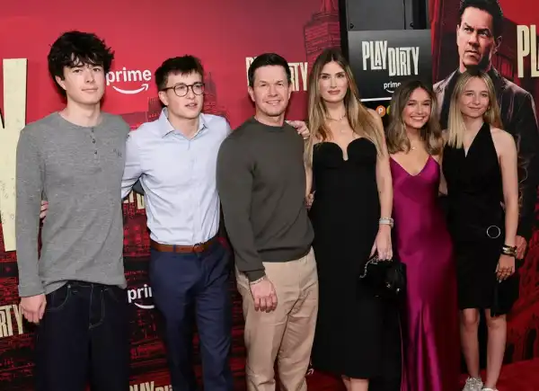 / Світська хроніка Рената Піотровскі, Аврора, Федір та Сергій Бондарчуки на світській прем'єрі серіалу "Арт – це я" | INFBusiness