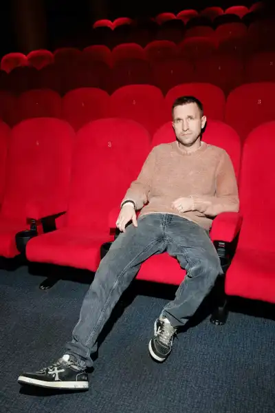 / Світська хроніка Олександр Петров з'явився на московській прем'єрі з дружиною та мамою | INFBusiness