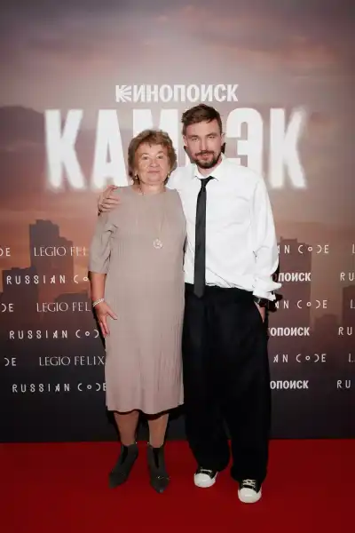 / Світська хроніка Олександр Петров з'явився на московській прем'єрі з дружиною та мамою | INFBusiness