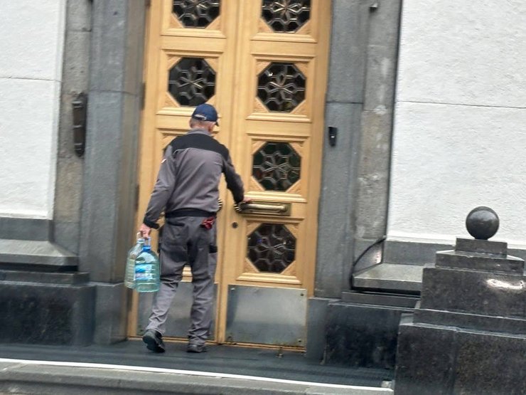 У Києві немає води: до урядового кварталу доставили технічну воду та біотуалети — фото | INFBusiness
