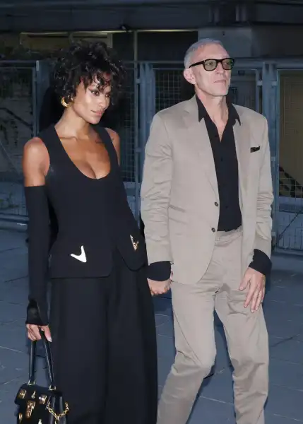 / Світська хроніка Дрес-код – срібло: зірки на показі Schiaparelli | INFBusiness