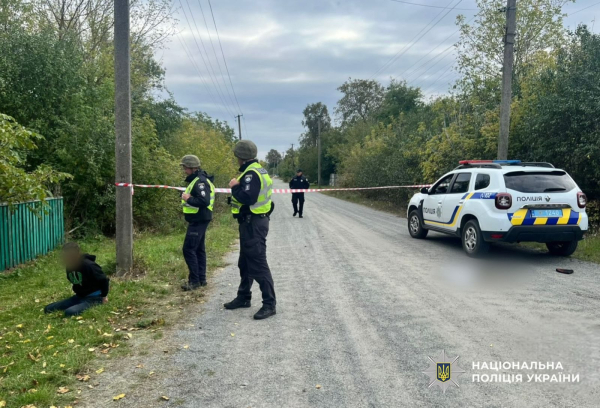 Трагедія сталася в селі Котівка на Житомирщині. Фото поліції Кривава драма на Житомирщині: під час сімейної сварки чоловік убив дружину, 9-річну доньку, собаку та двох котів (фото) | INFBusiness