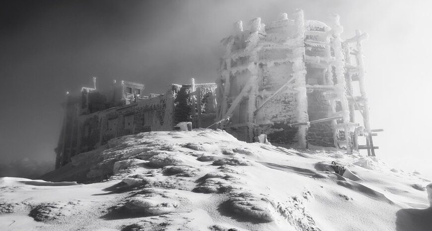 Казковий краєвид у Карпатах: у горах стало холодніше та випав сніг — фото