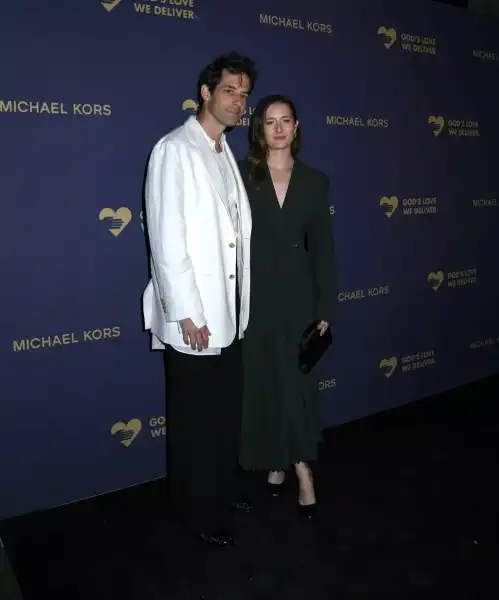 Енн Хетеуей, Хлоя Севіньї та інші зірки на Golden Heart Awards 2025 | INFBusiness
