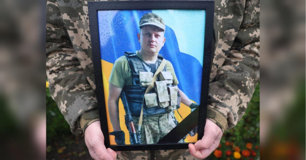 Хмельниччина проводжала мужнього захисника в останню путь. Мешканці та гості міста Красилів провели сержанта Олега Сінчука живим коридором пам'яті та шани, стоячи на колінах. До останнього подиху він залишався вірним присязі українському народові, мужньо виконуючи свій військовий обов'язок. Олегу назавжди виповниться 36 років, повідомляє міська рада. «У родини була надія, що він живий»: доброволець з Хмельницької області загинув у бою на Покровському напрямку | INFBusiness