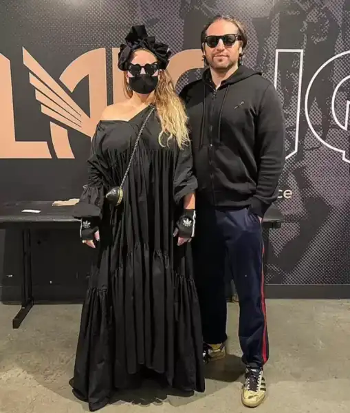 / Новини про зірок Колишній чоловік співачки Sia подав на неї до суду | INFBusiness