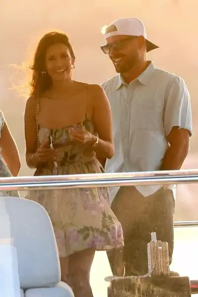 / Зіркові пари Чи зустрічаються Ніна Добрев та Зак Ефрон насправді – відомості інсайдерів | INFBusiness