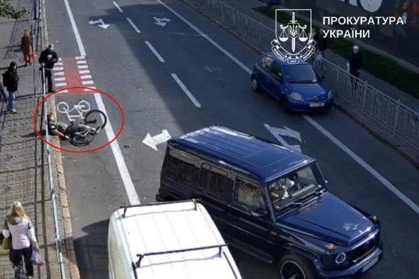 Б'ється вдень, спить вночі: суд у Києві звільнив водія Mercedes, який переламав череп велосипедисту за зауваження щодо паркування на велосипедній доріжці | INFBusiness