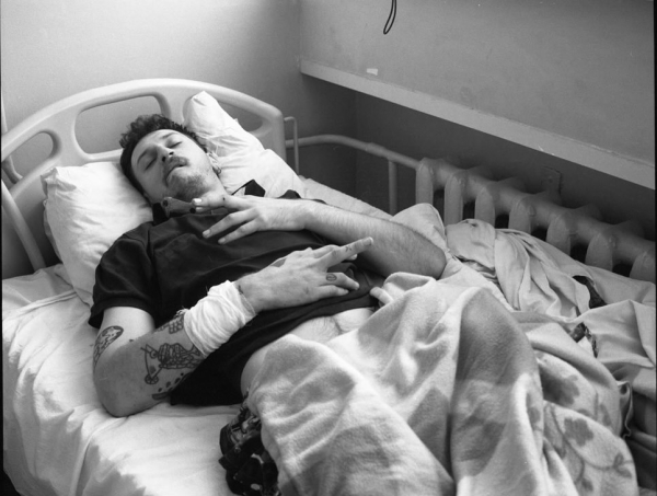 «Я живий. Мені відрізали ногу»: журналіст написав у соцмережах про те, як його збив дрон FPV та втратив друга | INFBusiness