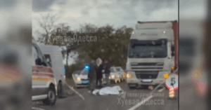 Під Одесою вантажівка розчавила блокпост: один вояк помер одразу, інший – в кареті швидкої (відео). | INFBusiness