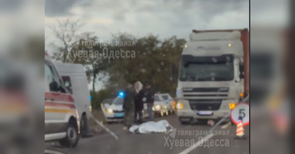 Під Одесою вантажівка розчавила блокпост: один вояк помер одразу, інший – в кареті швидкої (відео).