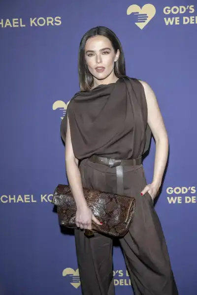 Енн Хетеуей, Хлоя Севіньї та інші зірки на Golden Heart Awards 2025 | INFBusiness