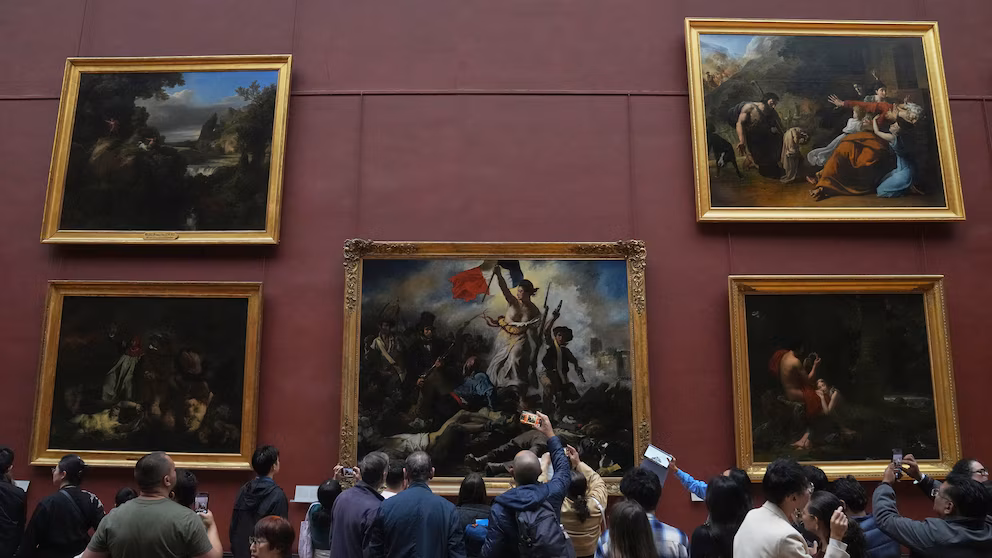 2:21 Відвідувачі дивляться картину Ежена Делакруа (у центрі) «Свобода веде народ» у музеї Лувр через три дні після того, як історичні коштовності були викрадені під час зухвалого пограбування серед білого дня, у середу, 22 жовтня 2025 року в Парижі. Тібо Камю/AP Поліція знайшла сліди ДНК у шоломі та рукавичці, залишених підозрюваними у крадіжці коштовностей Лувру | INFBusiness