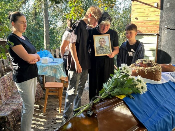 «Сьогодні день народження мого сина. Йому виповнилося 28. Я дуже хочу привітати його з днем народження! Дорогий Вадиме, повертайся живим і здоровим. Ми чекаємо на тебе». Ці слова опублікувала на своїй сторінці в липні 2024 року мешканка Радомишля Віра Стадченко. Вадим Стадченко-Гальона три роки вважалася зниклою безвісти. Мати загиблого військовослужбовця розповідає, що тіло її сина переплутали в морзі з тілом іншого військовослужбовця та поховали в Тернопільській області. А тіло іншого солдата залишалося в морзі всі три роки. Його поховали в іншій області: солдата, який три роки вважався зниклим безвісти, перепоховали в Житомирській області, але його родичі досі мають сумніви | INFBusiness