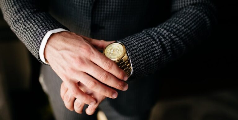 Приховано у звітах: нардепи купують люксові годинники за кеш у серці Києва, — медіа