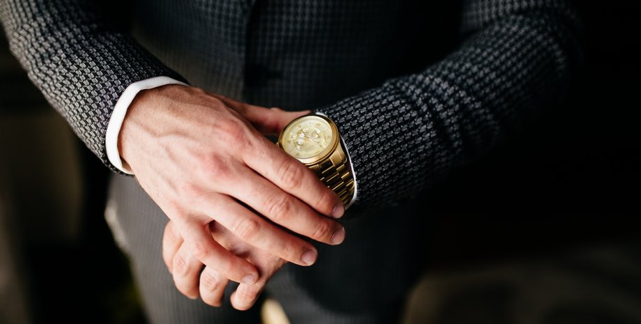 У центрі Києва виявили крамницю, де коштовні годинники збувають обранцям за кеш без фіскальних документів | Фото: Freepik Приховано у звітах: нардепи купують люксові годинники за кеш у серці Києва, — медіа | INFBusiness