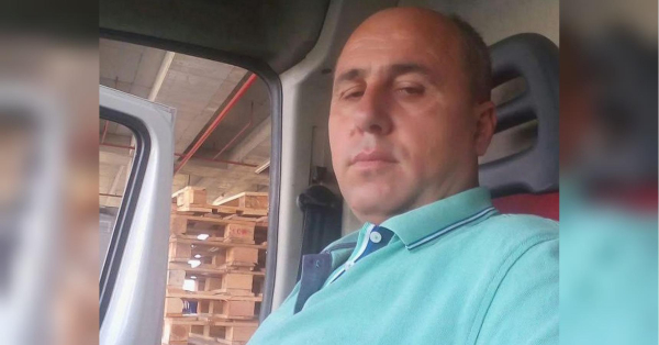 28 вересня росіяни вбили громадянина Туреччини, 55-річного Тевфіка Бекташа . Чоловік працював водієм у логістичній компанії та перевозив генератори до України. У нього залишилося троє дітей. Смерть Тевфіка підтвердило турецьке інформаційне агентство İhlas Haber Ajansı (IHA). Троє дітей осиротіли: водій вантажівки з Туреччини загинув під час російського нападу на Київ | INFBusiness