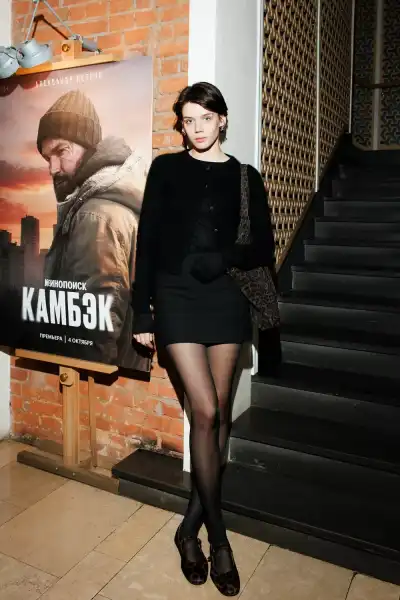 / Світська хроніка Олександр Петров з'явився на московській прем'єрі з дружиною та мамою | INFBusiness