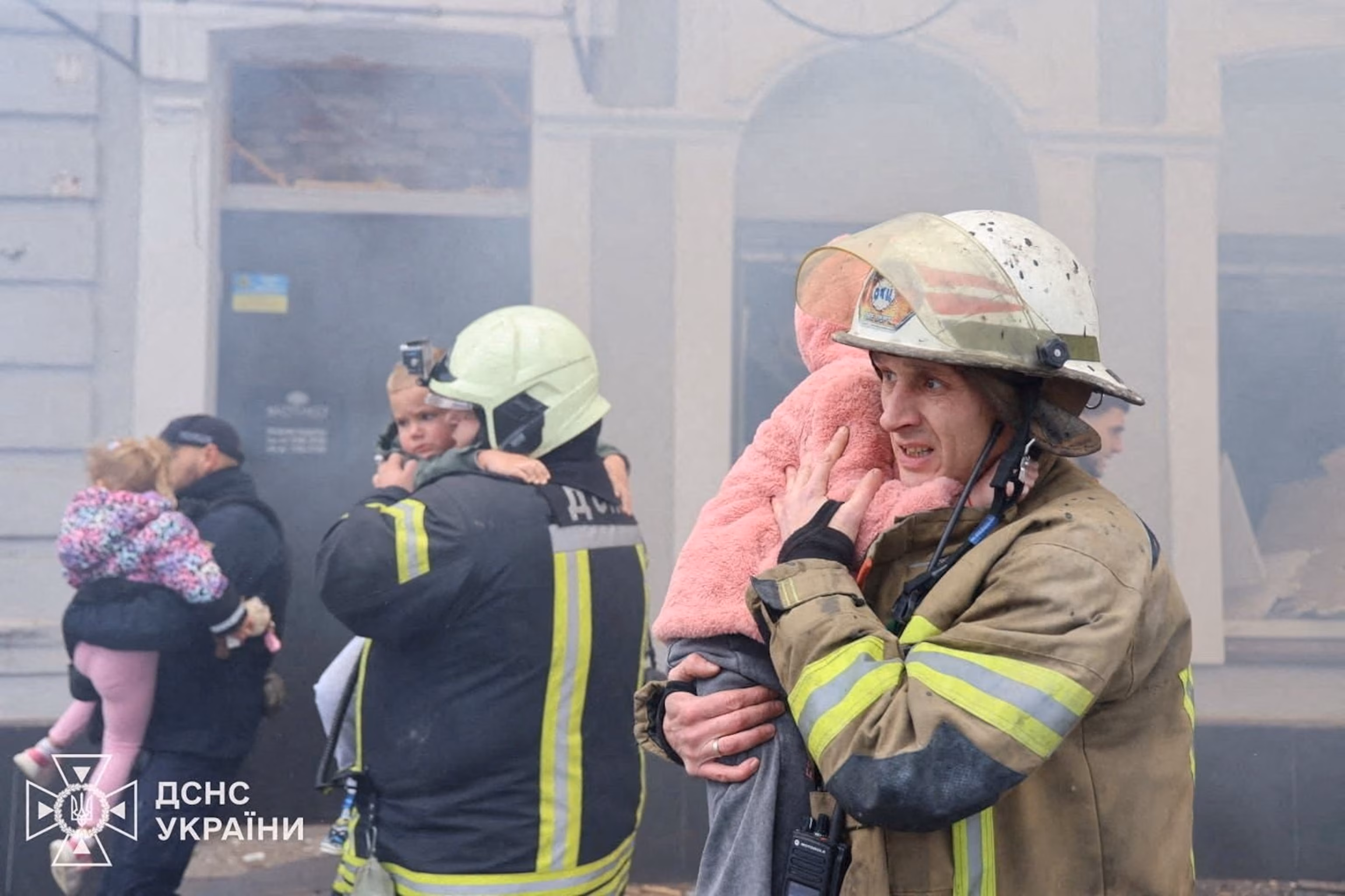 У Києві повідомляють про загибель 6 осіб, зокрема 2 дітей, внаслідок авіаудару по дитячому садку в Україні. | INFBusiness