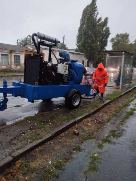 Сильні дощі паралізували Одесу: вулиці затоплені, транспорт зупинений | INFBusiness