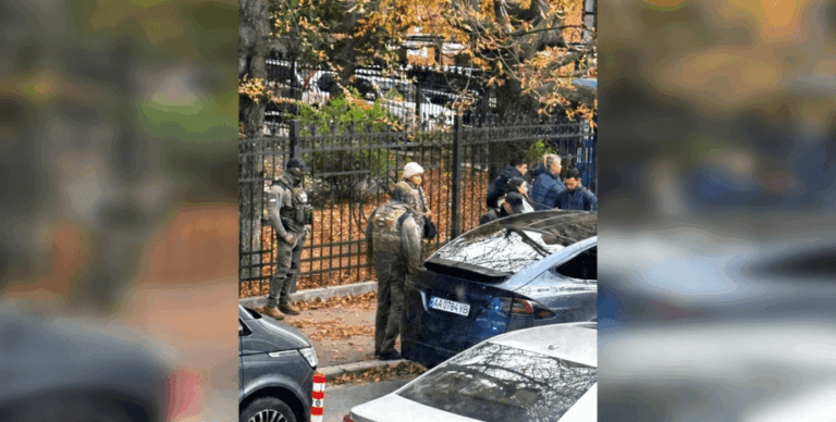 НАБУ затримує біля ОГП в Києві: район заблоковано, — повідомлення з соцмереж (фото)