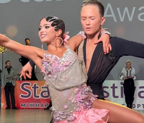 Знаменита артистка Лілія Ребрик, котра розповіла, що допомагає її родині, оприлюднила ефектні знімки. На особистій сторінці в соціальній мережі Лілія розмістила момент виступу старшої дочки Діани на змаганні зі спортивних танців. Слід зазначити, що дівчинка вже давно цим захоплюється, а її наставником став тато — хореограф Андрій Дикий. Суперечки навколо танців Ребрик: надто відверто? | INFBusiness