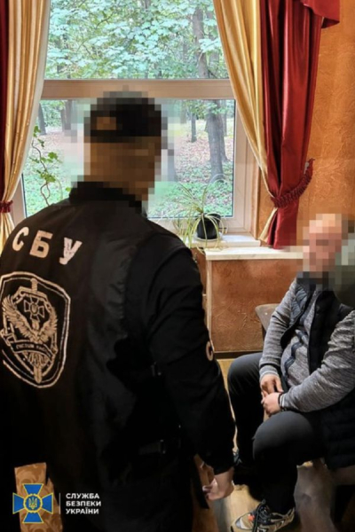 СБУ затримала посадовця Міністерства юстиції, який був причетний до схем для ухилення від сплати податків. Це один із керівників Центрального міжрегіонального управління Міністерства юстиції, який брав за свої послуги 20 000 доларів. Мін'юст знайшов "дах" для неплатників податків: послуга коштувала 20 000 доларів | INFBusiness